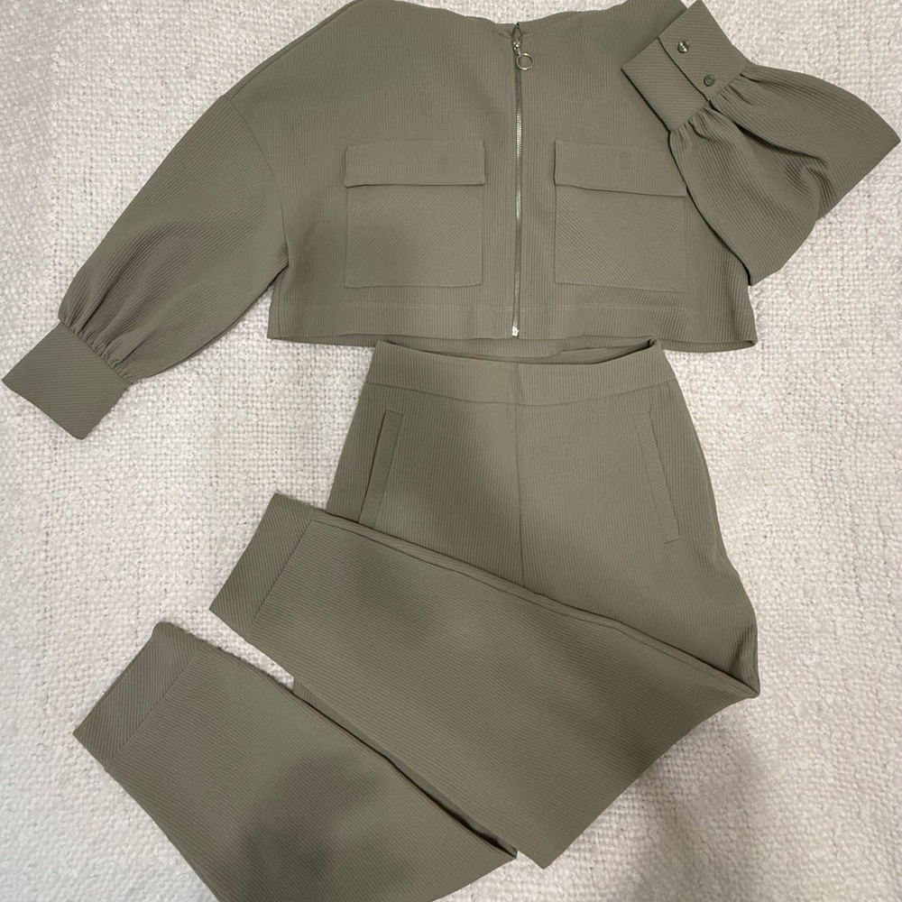Zara Set In Green - Picture 2 of 4